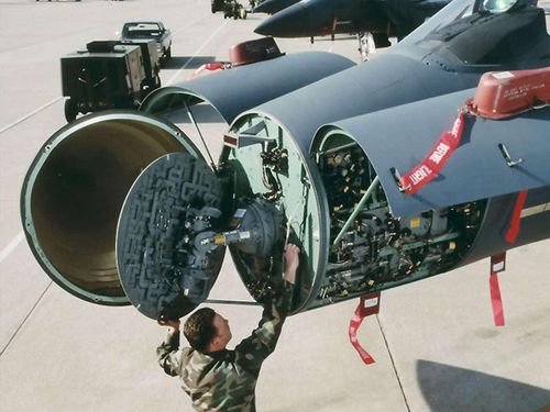 Tuy nhiên, F-15 được trang bị hệ thống radar mảng pha quét điện tử chủ động APG-63 V3, được đánh giá là khó bị gây nhiễu hơn, độ phân giải cao hơn và khó bị theo dõi hơn, thể hiện sự vượt trội hơn so với hệ thống radar Irbis-E của Nga.