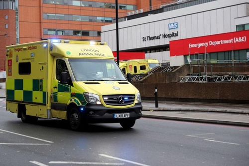 Xe cấp cứu chạy ngang qua Bệnh viện St Thomas, London. Anh: Ảnh: Reuters