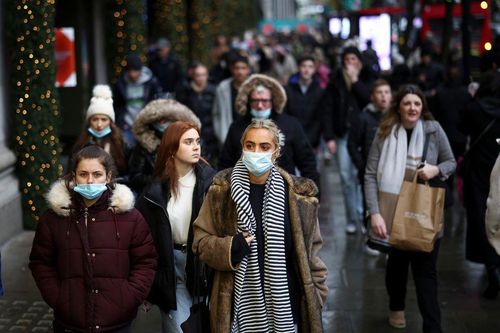 Người dân đi bộ trên phố Oxford ở London, Anh, ngày 5/12. Ảnh: Reuters