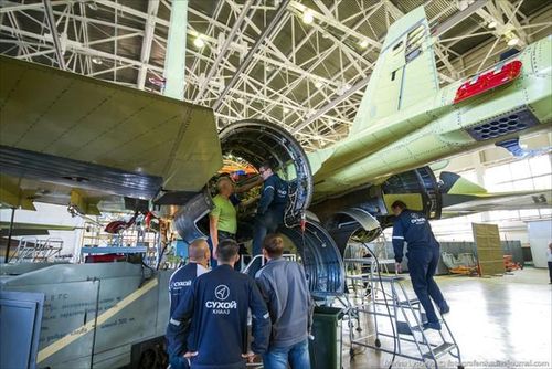Su-35 dường như đã thu hẹp phần nào khoảng cách về vấn đề này. Hiện Su-35 có tuổi thọ là khoảng 6.000 giờ bay, trong khi F-15C và E được đánh giá là có tuổi thọ lần lượt 8.000 và 16.000 giờ bay. Hiện tại, những chiếc Su-35 rời khỏi dây chuyền sản xuất của nhà máy đang phục vụ giai đoạn đầu, trong khi hầu hết khung máy bay F-15 đều có từ những năm 1970 và 1980.