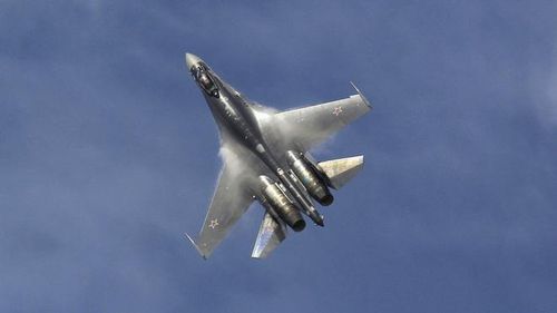 Trong khi đó, máy bay chiến đấu Su-35 sử dụng động cơ phản lực cánh quạt đẩy véc-tơ, nghĩa là các vòi phun động cơ của máy bay có thể di chuyển độc lập, cho phép nó thực hiện những cú ngoặt gấp cũng như duy trì góc tấn công cao (mũi máy bay hướng về một hướng khác với máy bay đang di chuyển). Su-35 có thể tự tin bay xung quanh F-15 trong một cuộc không chiến tốc độ thấp.