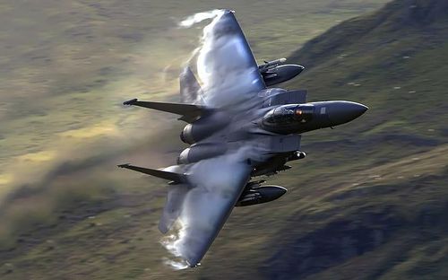 Còn F-15 hiện tại vẫn có khả năng chiếm ưu thế trên không với radar tiên tiến, trong khi F-15E có thể mang tải trọng vũ khí lớn hơn để tấn công mục tiêu trên mặt đất. Các máy bay F-15 được nâng cấp dự kiến sẽ có tải trọng không đối không phi thường và khả năng kết hợp dữ liệu vô song với tàu, vệ tinh và máy bay hỗ trợ. Nguồn ảnh: Pinterest.