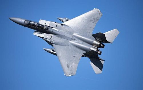 Tiếp theo là khả năng chiến đấu trong tầm nhìn. Tiêm kích F-15 không hề lép vế khi nói đến khả năng cơ động. Trên thực tế, nó là một trong những thiết kế đầu tiên chứng minh rằng một chiến đấu cơ hạng nặng vẫn có thể thực hiện những pha "bẻ cua" gọn gàng, tiết kiệm năng lượng và tăng tốc ấn tượng nhờ tải trọng cánh thấp và tỉ lệ lực đẩy so với trọng lượng cao.