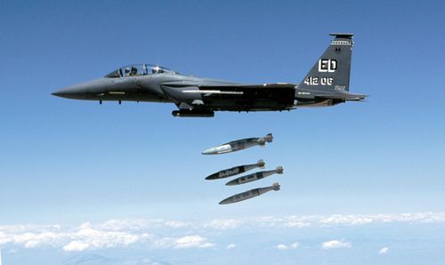 Riêng phiên bản F-15E có thể mang theo hơn 10 tấn vật liệu nặng nhưng kém cơ động và nhanh nhạy hơn trong chiến đấu so với F-15C do trọng lượng nặng hơn. Trong một khía cạnh thực tế khác, quân đội Nga sử dụng ít vũ khí dẫn đường chính xác hơn quân đội Mỹ và sử dụng một loạt vũ khí nhỏ hơn.