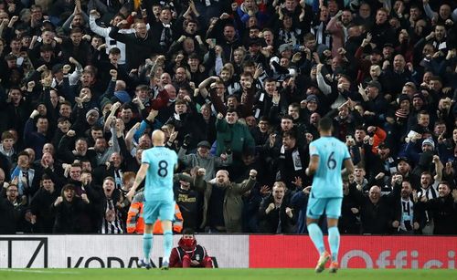 Phút thứ 7, Shelvey bất ngờ đưa Newcastle vượt lên dẫn 1-0 với cú sút xa đẳng cấp