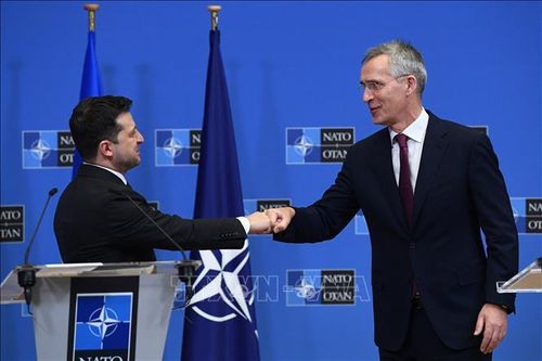 Tổng thư ký NATO Jens Stoltenberg (phải) và Tổng thống Ukraine Volodymyr Zelensky tại cuộc họp báo chung sau cuộc gặp ở Brussels, Bỉ, ngày 16/12/2021. Ảnh: AFP/TTXVN