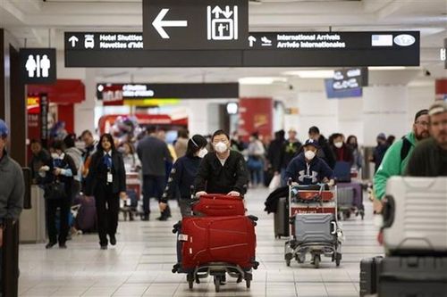 Hành khách tại sân bay Pearson ở Toronto, Canada. (Ảnh: AFP/TTXVN)