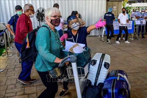 Hành khách tại sân bay quốc tế Phuket, Thái Lan. Ảnh tư liệu: AFP/TTXVN