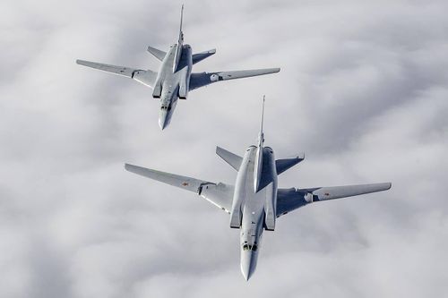 Ngày 18/12, Nga đưa 2 máy bay ném bom tầm xa TU-22M3 mang tên lửa hạt nhân bay tuần tra chung với không quân Belarus (Ảnh: Sunnews).