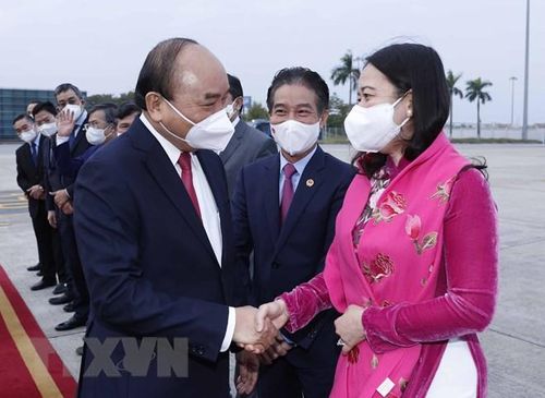  Phó Chủ tịch nước Võ Thị Ánh Xuân tiễn Chủ tịch nước Nguyễn Xuân Phúc tại Sân bay Quốc tế Nội Bài. (Ảnh: Thống Nhất/TTXVN) 