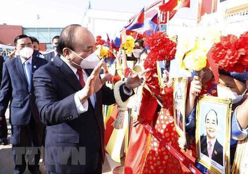  Lễ đón Chủ tịch nước Nguyễn Xuân Phúc cùng Đoàn đại biểu cấp cao Việt Nam tại Sân bay Quốc tế Pochentong. (Ảnh: Thống Nhất/TTXVN) 