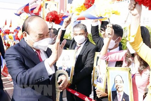  Lễ đón Chủ tịch nước Nguyễn Xuân Phúc cùng Đoàn đại biểu cấp cao Việt Nam tại Sân bay Quốc tế Pochentong. (Ảnh: Thống Nhất/TTXVN) 