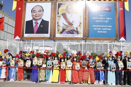  Quang cảnh lễ đón Chủ tịch nước Nguyễn Xuân Phúc cùng Đoàn đại biểu cấp cao Việt Nam tại Sân bay Quốc tế Pochentong. (Ảnh: Thống Nhất/TTXVN) 
