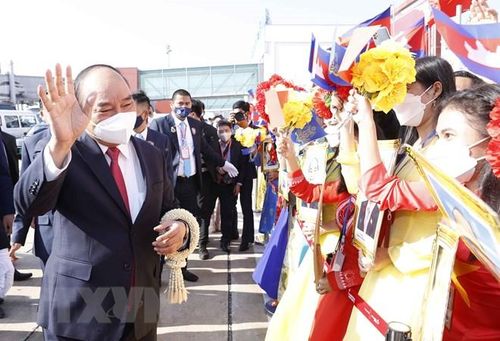  Lễ đón Chủ tịch nước Nguyễn Xuân Phúc cùng Đoàn đại biểu cấp cao Việt Nam tại Sân bay Quốc tế Pochentong. (Ảnh: Thống Nhất/TTXVN) 