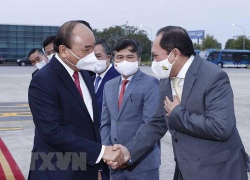  Sáng 21/12, Chủ tịch nước Nguyễn Xuân Phúc dẫn đầu Đoàn cấp cao Việt Nam rời Thủ đô Hà Nội, lên đường thăm cấp Nhà nước Vương quốc Campuchia theo lời mời của Quốc vương Campuchia Norodom Sihamoni. (Ảnh: Thống Nhất/TTXVN) 