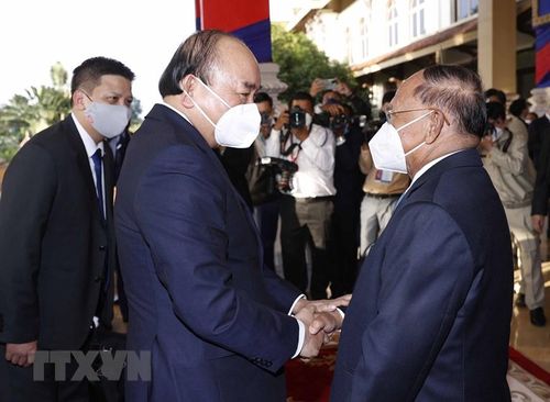 Chiều 21/12/2021, tại Thủ đô Phnom Penh, Chủ tịch nước Nguyễn Xuân Phúc hội kiến Chủ tịch Hạ viện Campuchia Samdech Akka Moha Ponhea Chakrei Heng Samrin. (Ảnh: Thống Nhất/TTXVN)