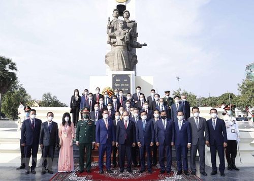 Chủ tịch nước Nguyễn Xuân Phúc tại Tượng đài hữu nghị Việt Nam-Campuchia ở thủ đô Phnom Penh. (Ảnh: Thống Nhất/TTXVN)