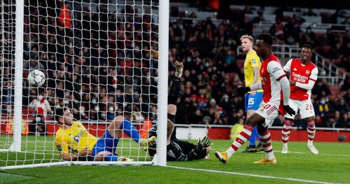  Hai CLB thi đấu cởi mở sau tiếng còi khai cuộc. Arsenal tổ chức tấn công đa dạng ở cả hai biên, trung lộ và sớm có điều mong muốn là bàn mở tỷ số ở phút 17. Sau pha đá phạt góc của Martin Odegaard, Rob Holding đánh đầu khiến thủ môn không thể bắt dính. Eddie Nketiah có mặt đúng lúc để đá bồi đưa chủ nhà vượt lên. 