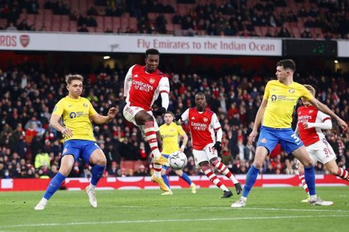  Khi hiệp 2 mới diễn ra được 4 phút, Arsenal đã tái lập cách biệt 2 bàn. Sau đường chuyền chuẩn xác của Nuno Tavares từ cánh trái, Nketiah băng vào dứt điểm cận thành hạ toàn bộ hàng thủ áo vàng. 