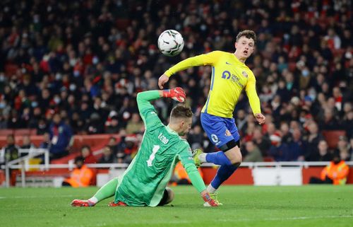  Với tâm lý thoải mái, Sunderland kiên trì triển khai bóng từ sân nhà. Phút 31, "Mèo đen" bất ngờ có bàn rút ngắn tỷ số còn 1-2 sau tình huống chạy chỗ và dứt điểm lạnh lùng khi đối mặt thủ môn Bernd Leno. 