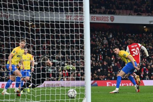  Cách biệt an toàn giúp đôi chân của dàn sao Arsenal thăng hoa. Phút 58, Pepe đi bóng xâu kim hậu vệ rồi chuyền cho Nketiah. Số 30 không phụ công đồng đội bằng tình huống đánh gót ngẫu hứng nâng tỷ số lên 4-1. 
