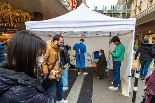  Một điểm xét nghiệm Covid-19 ở Paris, ngày 20/12. Ảnh: Shutterstock. 
