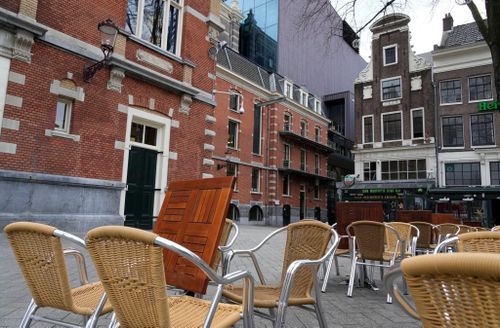  Một tiệm cà phê ở trung tâm thủ đô Amsterdam của Hà Lan đóng cửa vì lệnh phong tỏa, ngày 20/12. Ảnh: AP. 