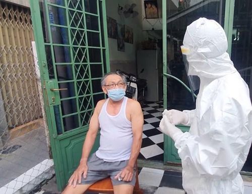 Lực lượng quân y chăm sóc sức khỏe cho người dân tại Thành phố Hồ Chí Minh. (Ảnh: PV/Vietnam+)