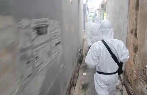 Bác sỹ quân y đi từng ngõ, gõ từng nhà tại Thành phố Hồ Chí Minh. (Ảnh: PV/Vietnam+)