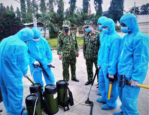Cán bộ, chiến sĩ Bộ Chỉ huy Quân sự tỉnh chuẩn bị phun hóa chất khử khuẩn tại khu vực cách ly tập trung. Ảnh: Vĩnh Hoàng