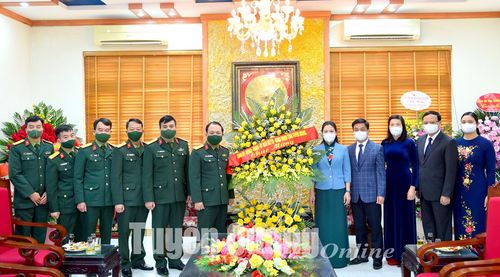 Các đồng chí lãnh đạo tỉnh tặng hoa chúc mừng Bộ CHQS tỉnh.