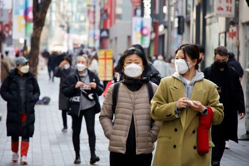  Người đi bộ tại một khu phố ở Seoul, Hàn Quốc vào cuối tháng 11. Ảnh: Reuters.