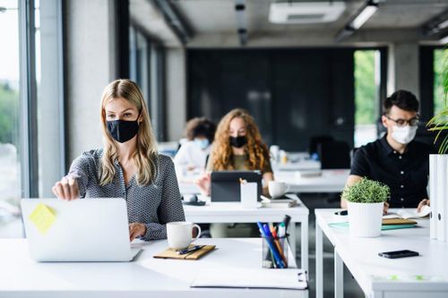 Dù muốn, nhiều lãnh đạo công ty chưa thể đưa nhân viên của mình trở lại làm việc trực tiếp tại văn phòng. Ảnh: Forbes.