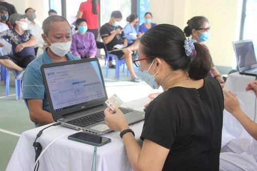 Các địa phương cần đẩy mạnh công tác tiêm vắc xin phòng Covid-19.