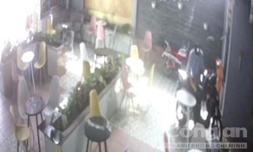 Camera ghi lại cảnh Công cạy cốp xe máy.