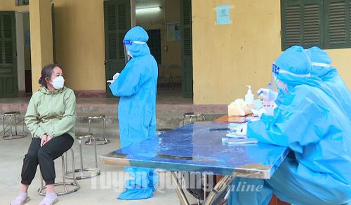 Người dân khai báo y tế và phối hợp lấy mẫu xét nghiệm tại Trạm Y tế phường Hưng Thành (TP Tuyên Quang).