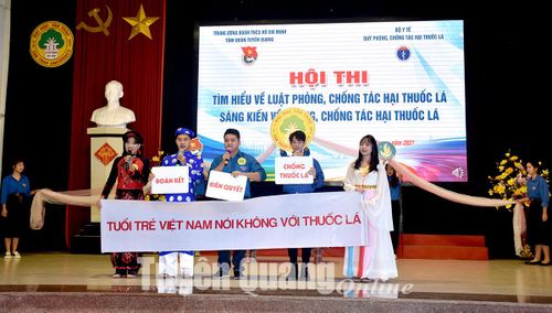 Phần thi chào hỏi đến từ đội thi số 5, trường Đại học Tân Trào.