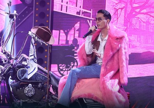Sol7 khiến trường quay bất ngờ với hình ảnh chàng cao bồi lãng tử, sát gái trong bản rap Nhập gia tùy tục. Rhymastic thán phục Binz vì có khả năng thay đổi vẻ hiền lành, chất phác quen thuộc của "thầy Bảy". Nói về tiết mục, Sol7 cho biết anh quyết định hóa thân thành Binz - với đặc điểm nhận dạng là chiếc áo lông màu hồng - vì liên tục bị trêu rằng vào đội Binz thì phải "nhập gia tùy tục", theo đuổi hình tượng hào hoa, hiện đại.