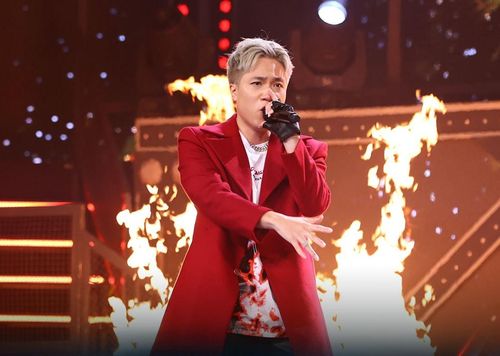 Coldzy sử dụng sở trường melodic rap để thi đấu vòng bảng B, với chủ đề "Trong nhà ngoài phố". Ngoài ra, rapper 21 tuổi còn khiến các huấn luyện viên tán thưởng khi "đóng tune" hài hòa, nhuần nhuyễn. Là người am hiểu thể loại melodic rap nhất, JustaTee nhận xét: “Với bản nhạc phức tạp như thế này, bạn đã phải mất nhiều chất xám và thời gian”.