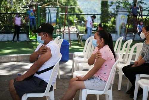 Một điểm tiêm ngừa Covid-19 ở Panchimalco, El Salvador. Ảnh: Reuters.