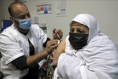 Nhân viên y tế tiêm vaccine phòng COVID-19 cho người dân tại thành phố Rahat, Israel. Ảnh: AFP/TTXVN