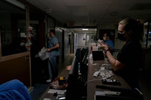 Một y tá đang chuẩn bị thuốc cho bệnh nhân nhiễm Covid-19 tại Covenant Healthcare ở Saginaw, bang Michigan. (Nguồn: The New York Times)