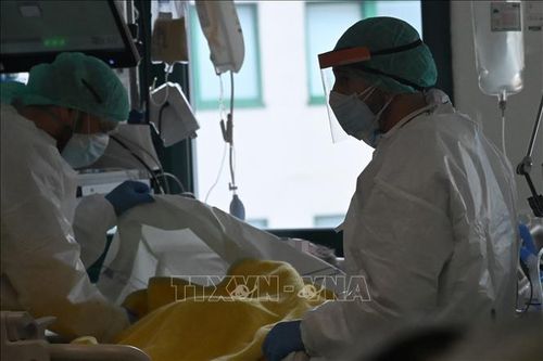 Điều trị cho bệnh nhân nhiễm COVID-19 tại bệnh viện ở Bologna, Italy. THX/TTXVN