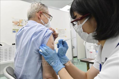 Nhân viên y tế tiêm vaccine phòng COVID-19 cho người dân tại Tokyo, Nhật Bản. Ảnh: Kyodo/TTXVN