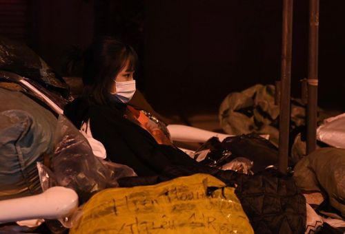  Một số tiểu thương ở phía trong chợ hoảng loạn, bất lực khi nhìn tài sản bị thiêu rụi. 