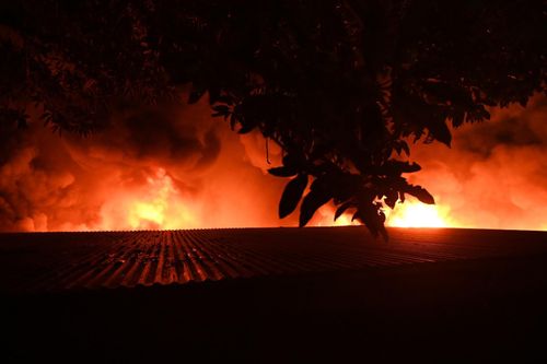  Theo một số người dân, chập điện là nguyên nhân dẫn đến hỏa hoạn. Lửa sau bén lên các cột điện, trạm biến áp rồi lan rộng. 