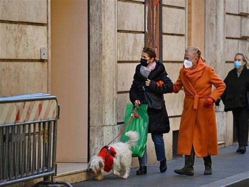 Nhập mô tả cho ảnhNgười dân đeo khẩu trang phòng dịch COVID-19 tại Rome (Italy), ngày 30/11/2021. (Ảnh: THX/TTXVN)