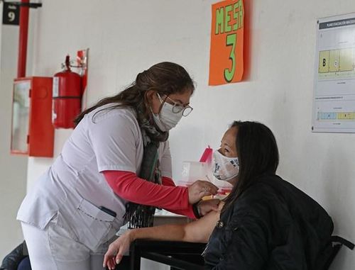 Nhân viên y tế tiêm vaccine phòng COVID-19 cho người dân tại Buenos Aires, Argentina. (Ảnh: AFP/TTXVN)