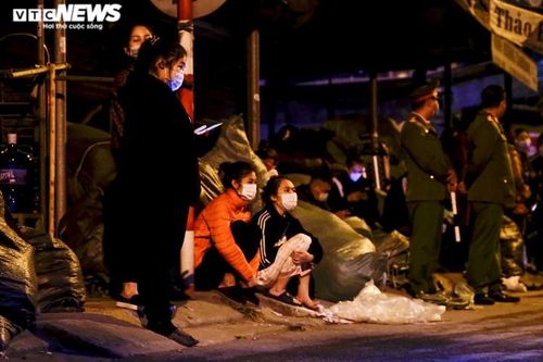 Tiểu thương bất lực nhìn hàng hóa bị lửa thiêu rụi. (Ảnh: Đắc Huy)
