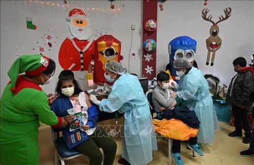 Tiêm vaccine ngừa COVID-19 cho trẻ em tại La Paz, Bolivia. Ảnh: AFP/TTXVN